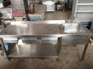 Nerezový stůl s dřezem + zásuvky